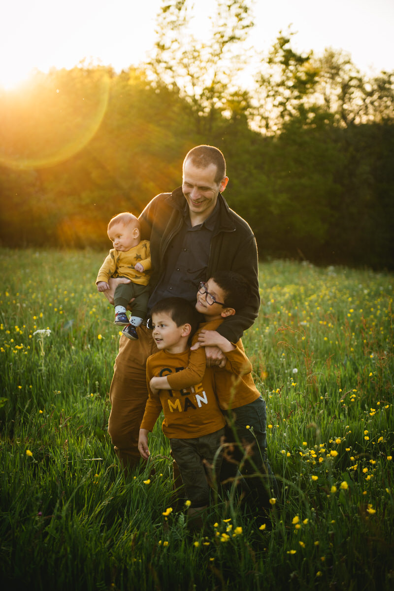 Enfants qui courent pendant une séance photo de famille près de Manosque