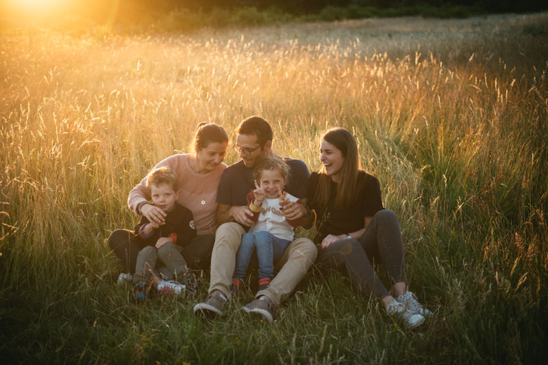Photo de famille riant ensemble à Manosque par une photographe dans le 04.