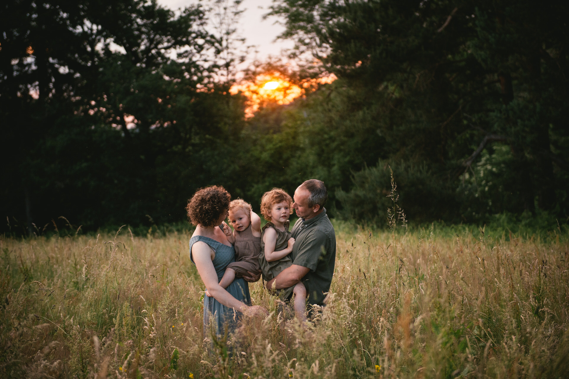 Une mère et sa fille, front contre front, au coucher du soleil