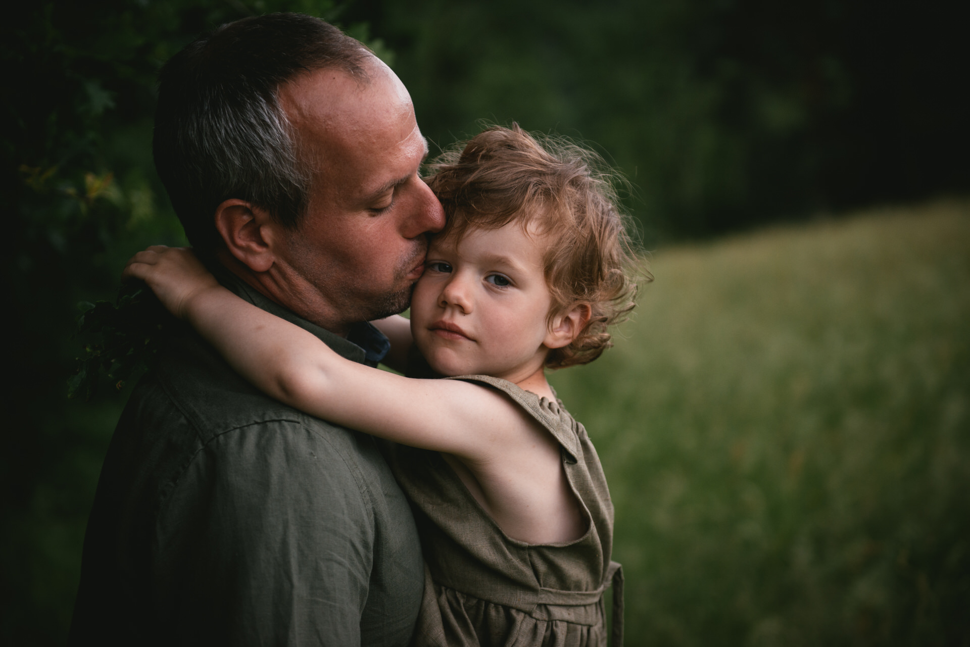 Parents enlacés au coucher du soleil, séance famille à Forcalquier