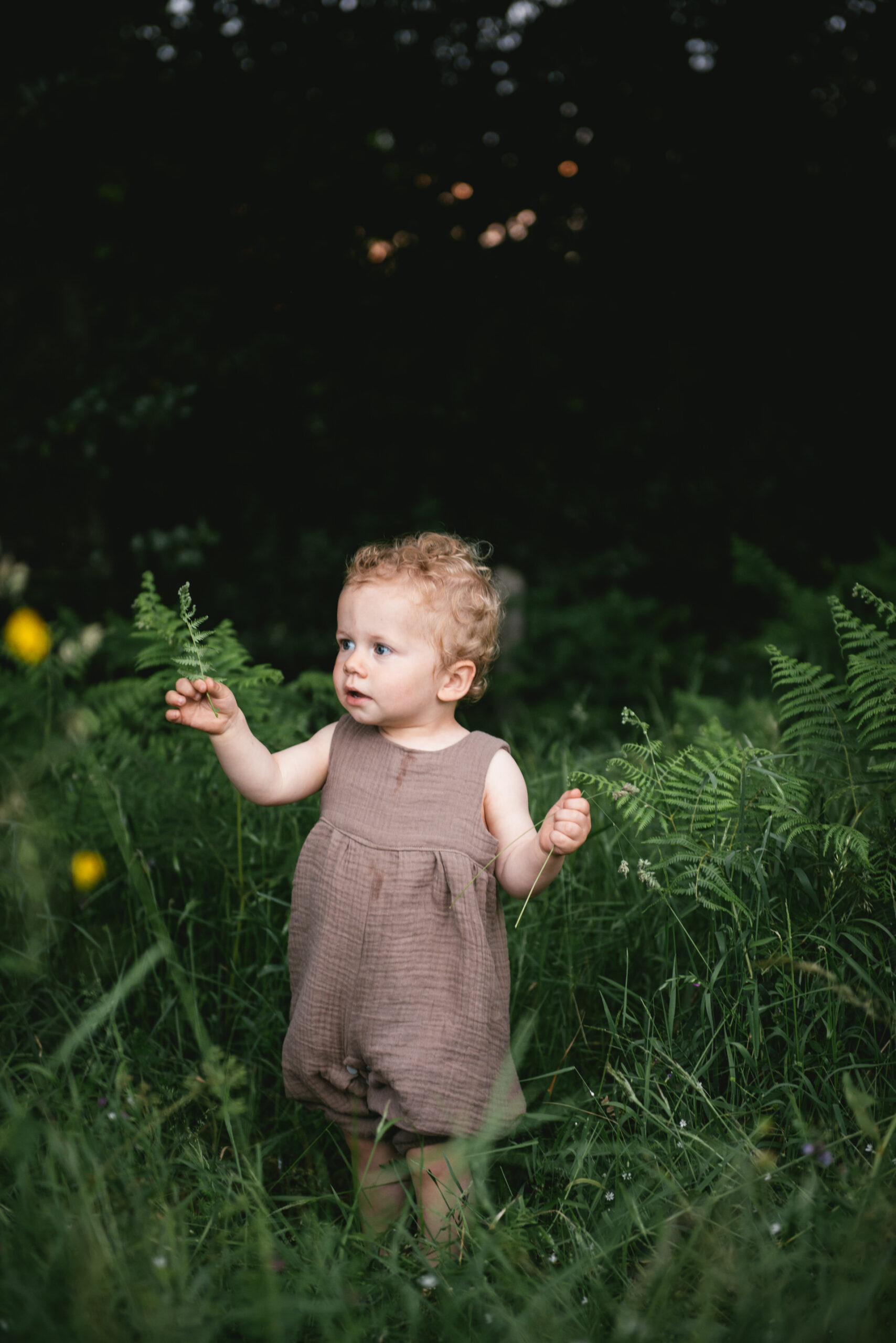 Enfant en contre-jour dans un champ de fin d'été