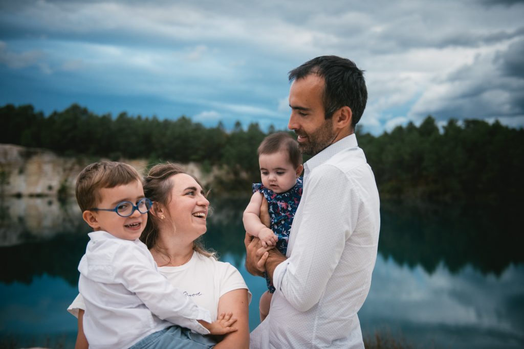 Séance photo famille au bord d'un lac dans le 04, ciel couvert