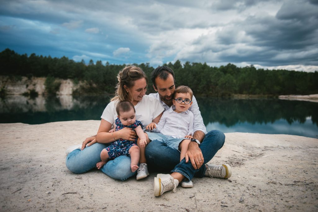 Famille au bord de l'eau à la tombée du jour en Haute-Provence