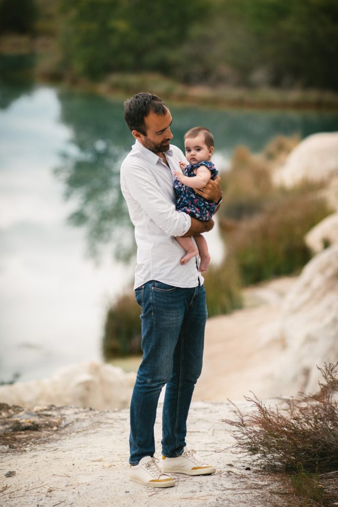 Enfant au bord d'un lac des Alpes-de-Haute-Provence, lumière douce