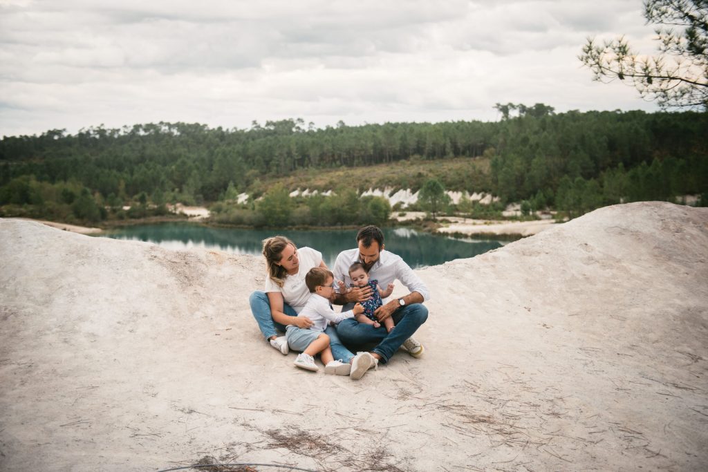 Séance famille en bord de lac, photographe dans les Alpes-de-Haute-Provence