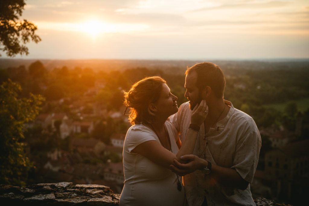 Séance photo grossesse au crépuscule, Alpes-de-Haute-Provence