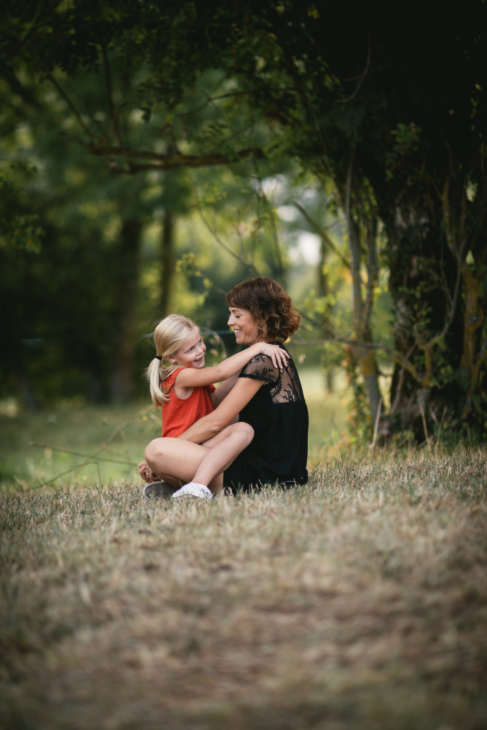Mère et fille dans la nature au crépuscule, séance photo à Château-Arnoux-Saint-Auban