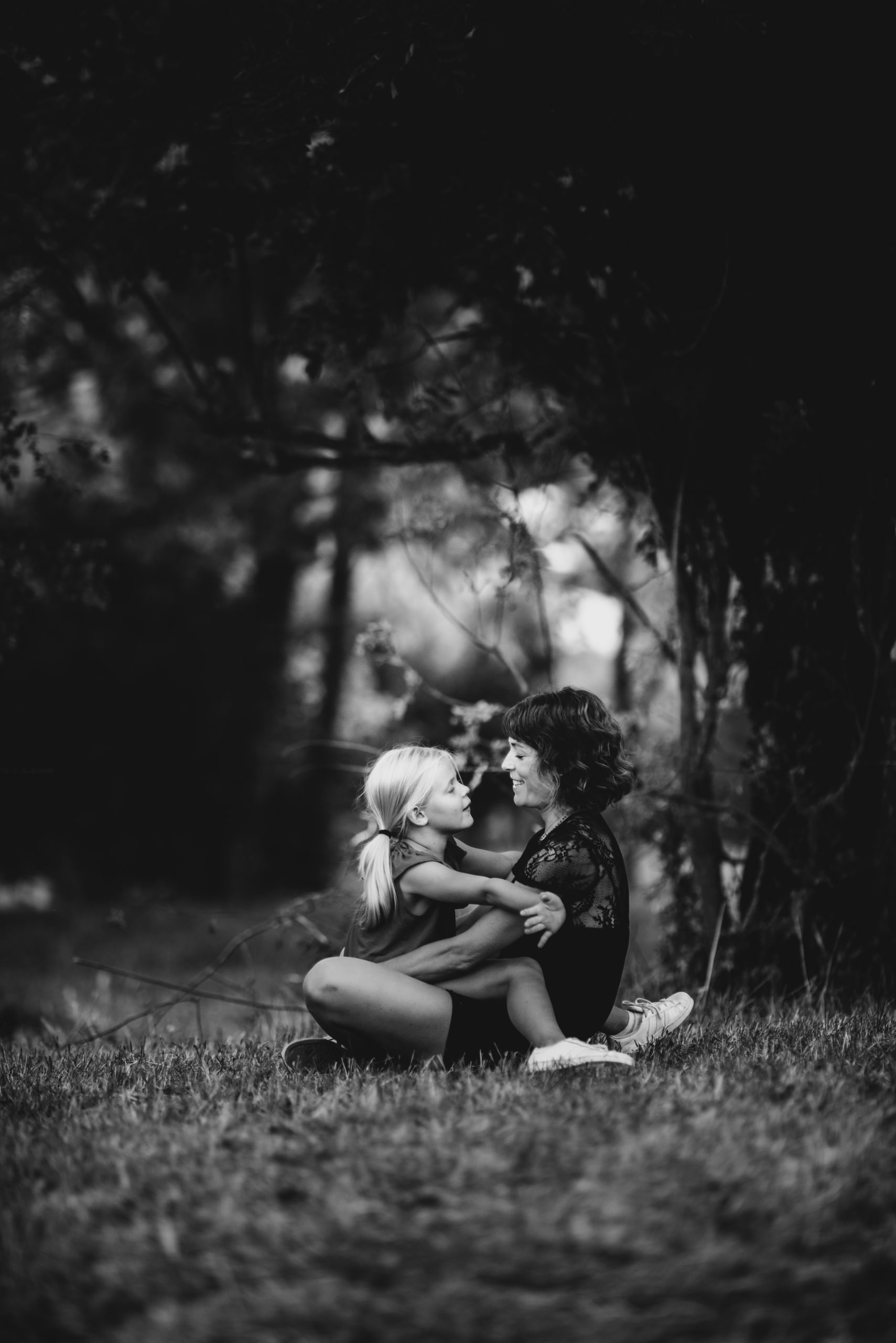 Une mère et ses enfants à l'heure dorée, photographe famille dans le 04