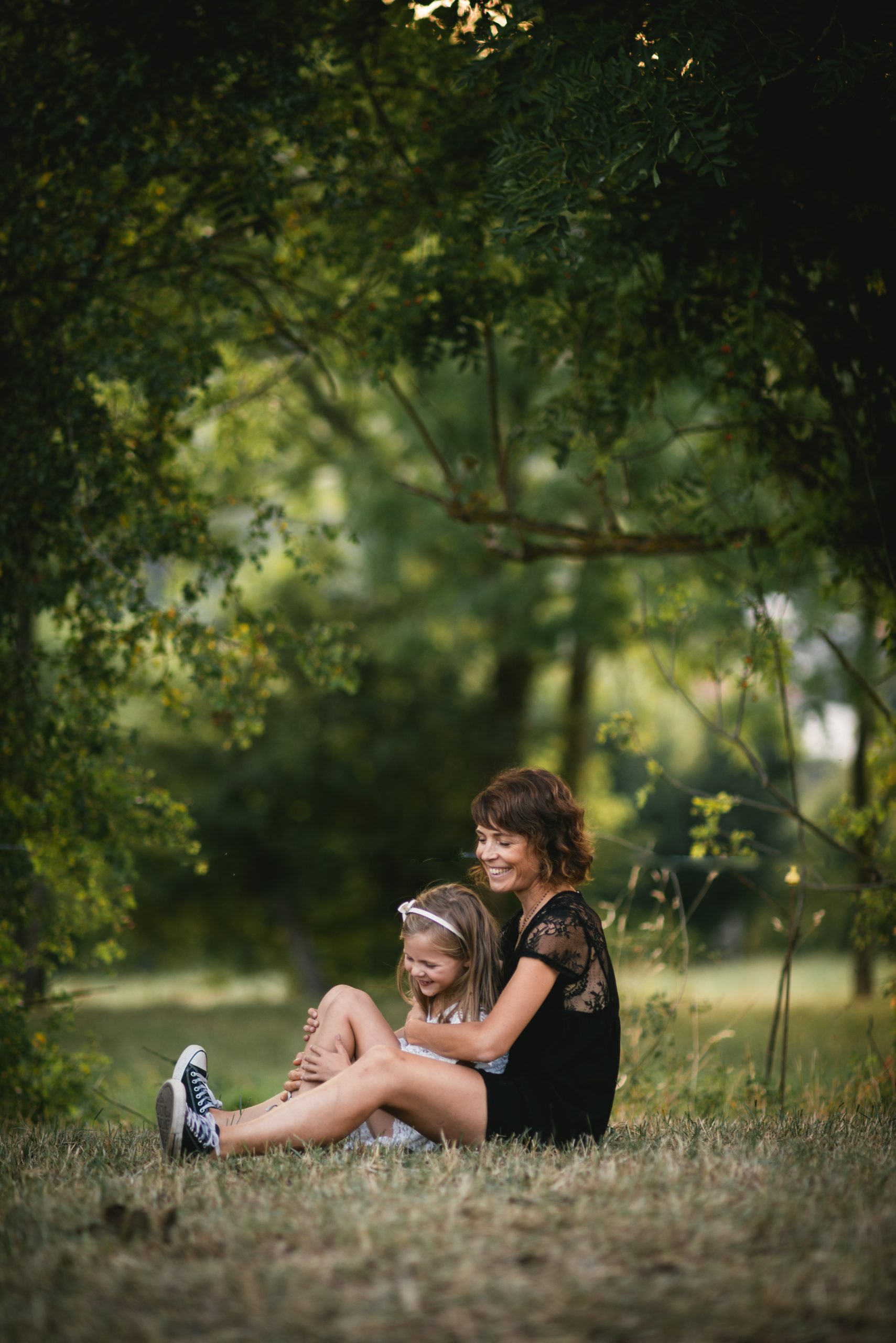 Mère et fille souriantes dans la nature au crépuscule