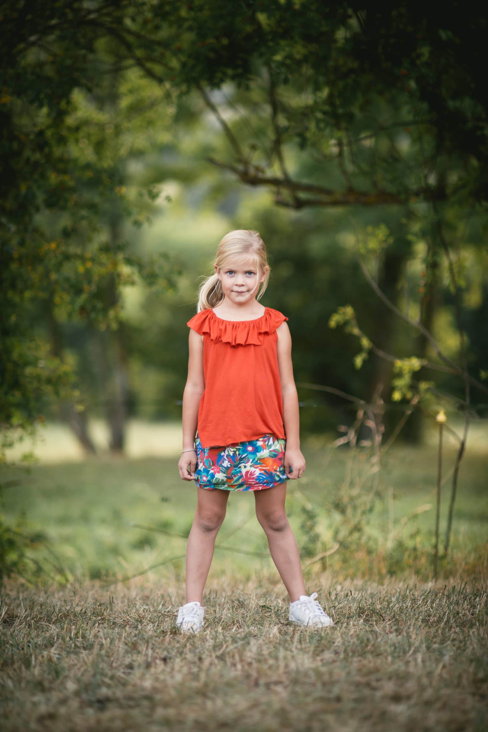 Enfant dans la nature au crépuscule près de Château-Arnoux-Saint-Auban