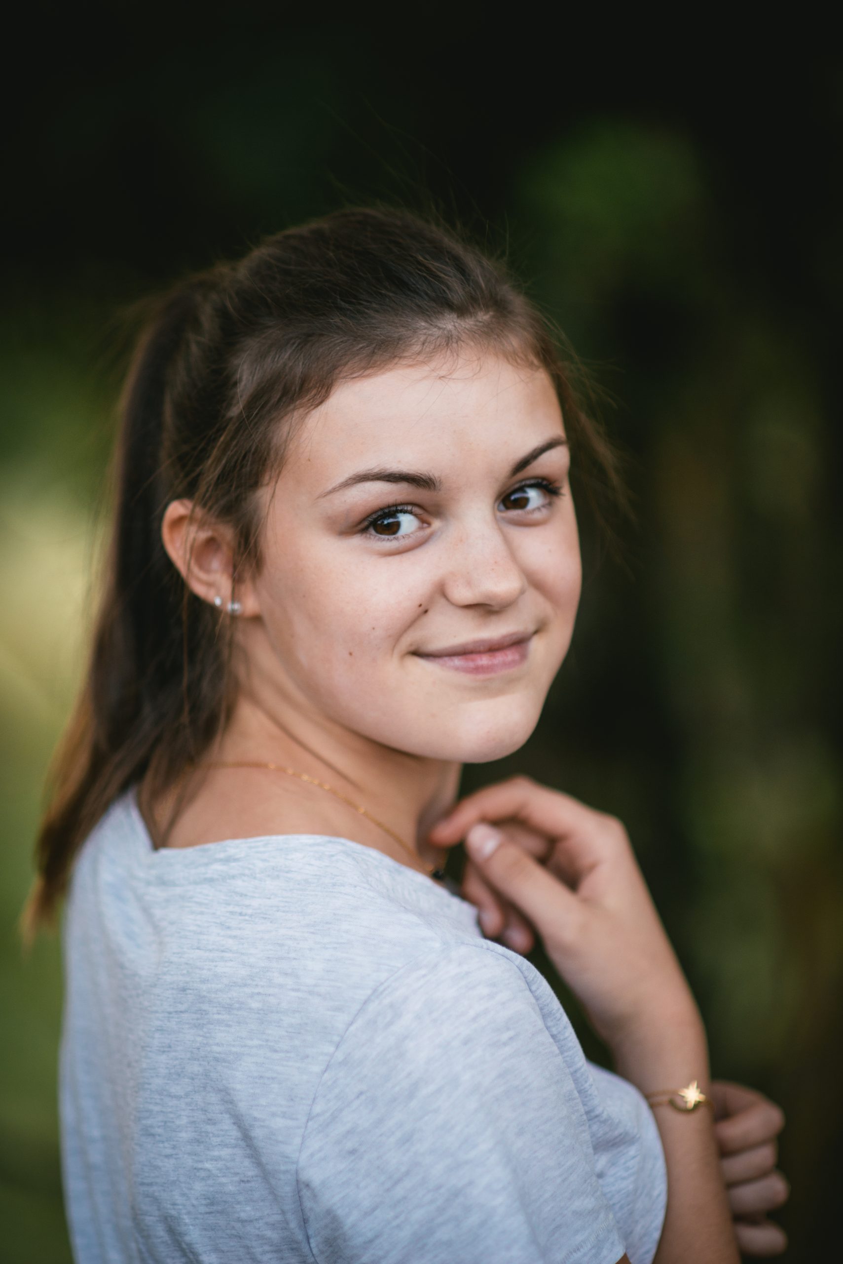 Jeune fille souriante pendant une séance photo au crépuscule dans le 04