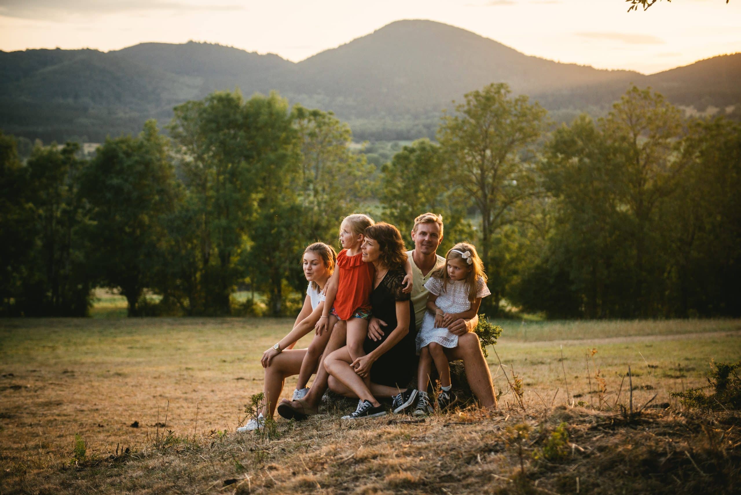 Famille au coucher du soleil dans la campagne de Haute-Provence