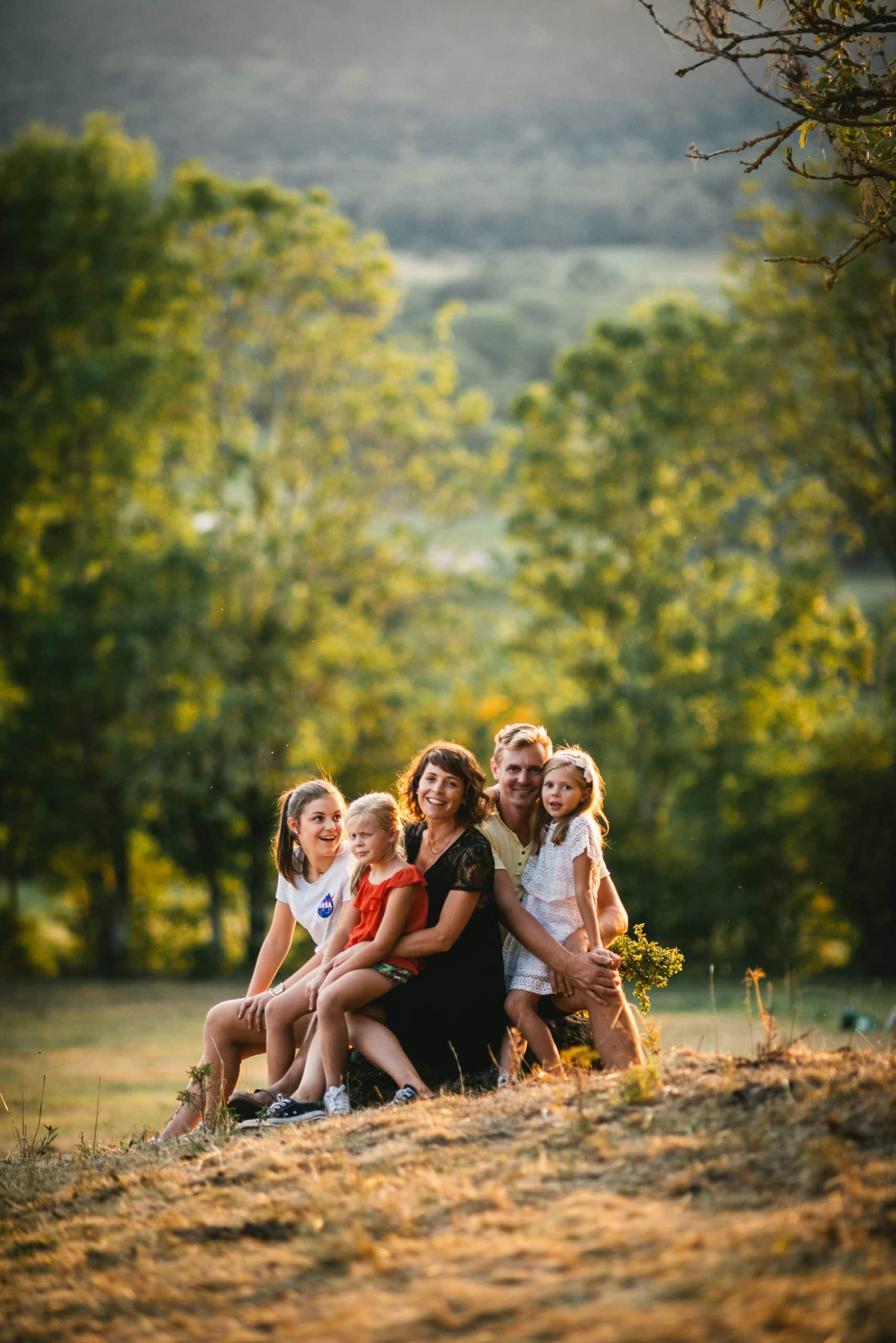 Famille joyeuse à l'heure dorée près de Château-Arnoux-Saint-Auban