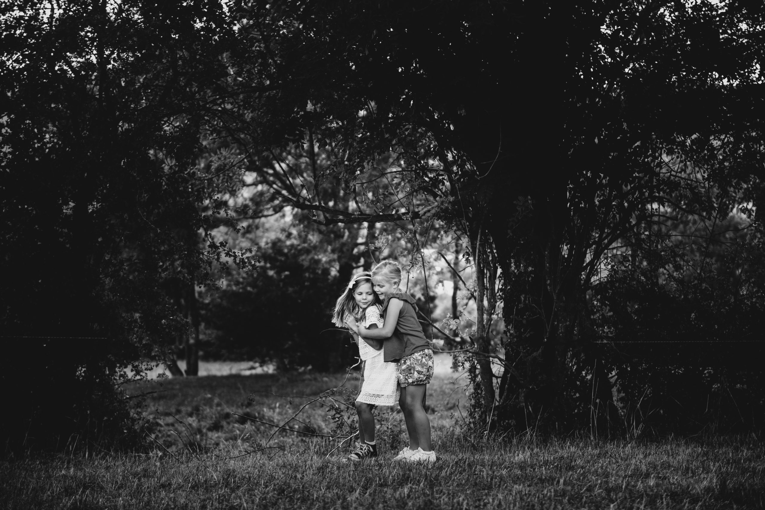 Deux enfants qui se serrent dans les bras pendant une séance photo dans le 04