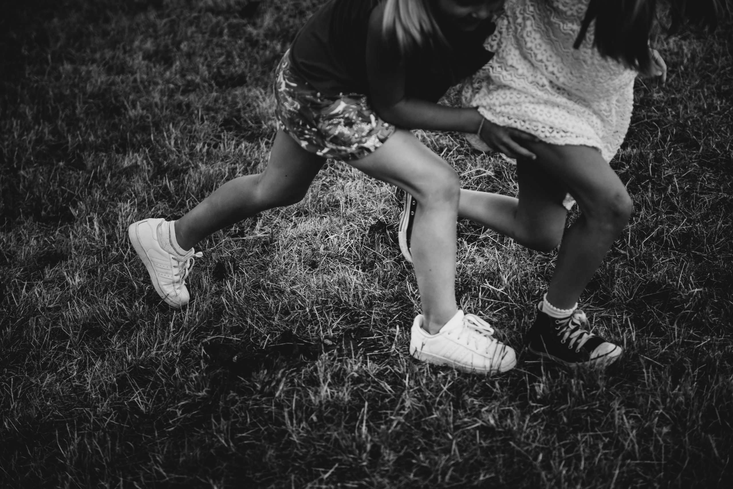Enfants qui chahutent en plein air à l'heure dorée, séance famille à Château-Arnoux
