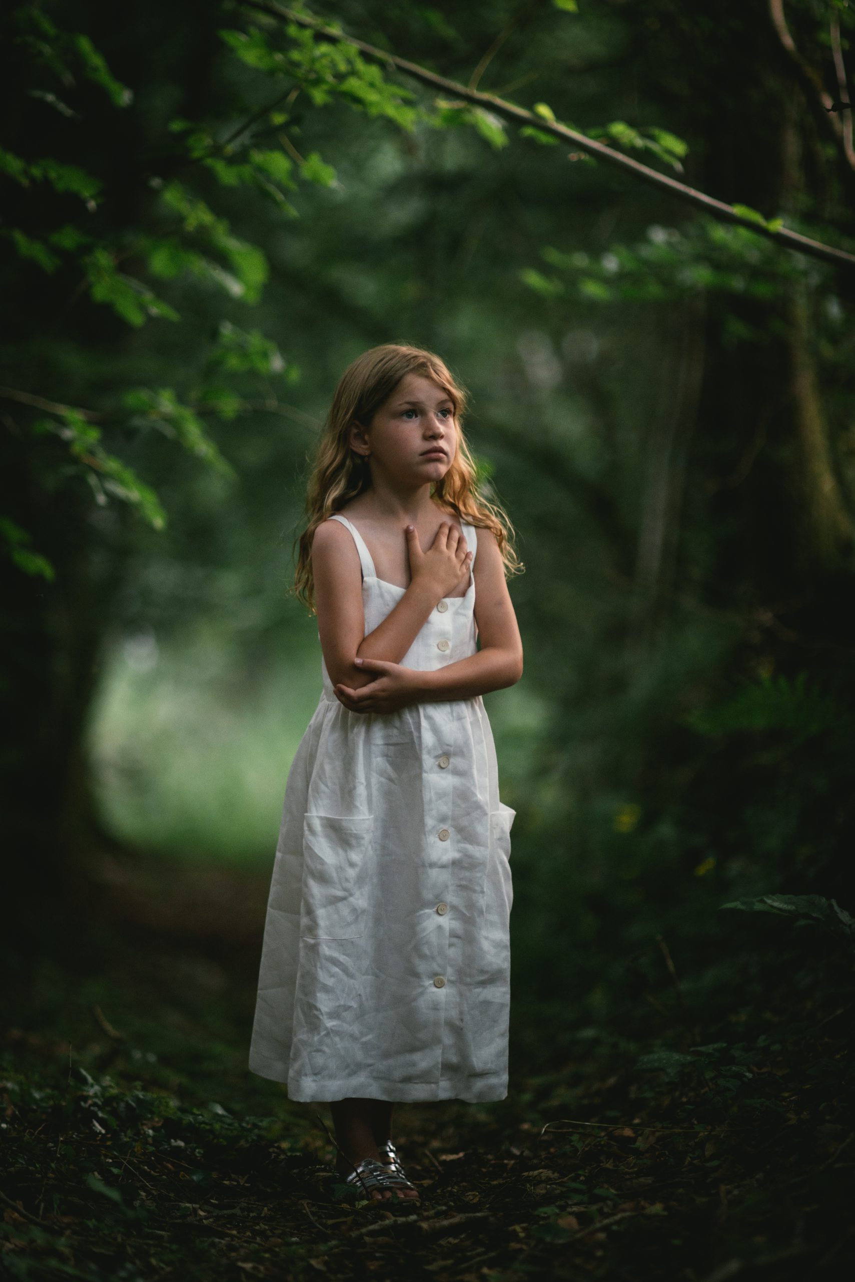 Jeune fille en forêt à la tombée du jour, photographe à Oraison