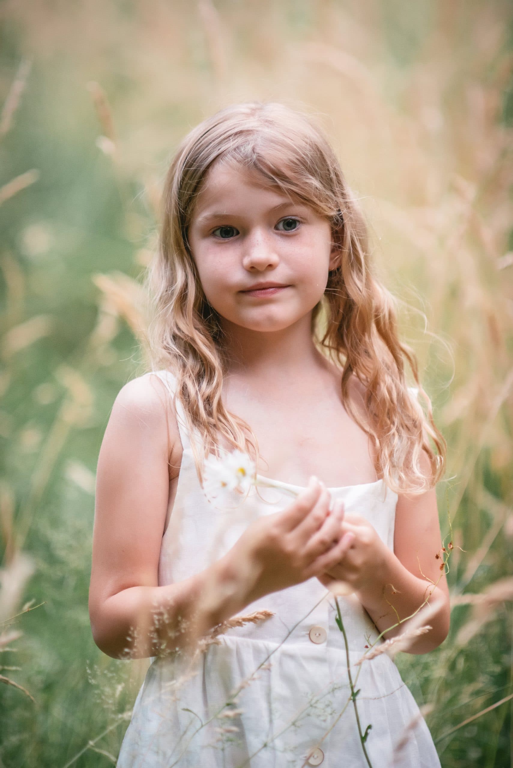Portrait lumineux d'une enfant en forêt, séance photo dans le 04