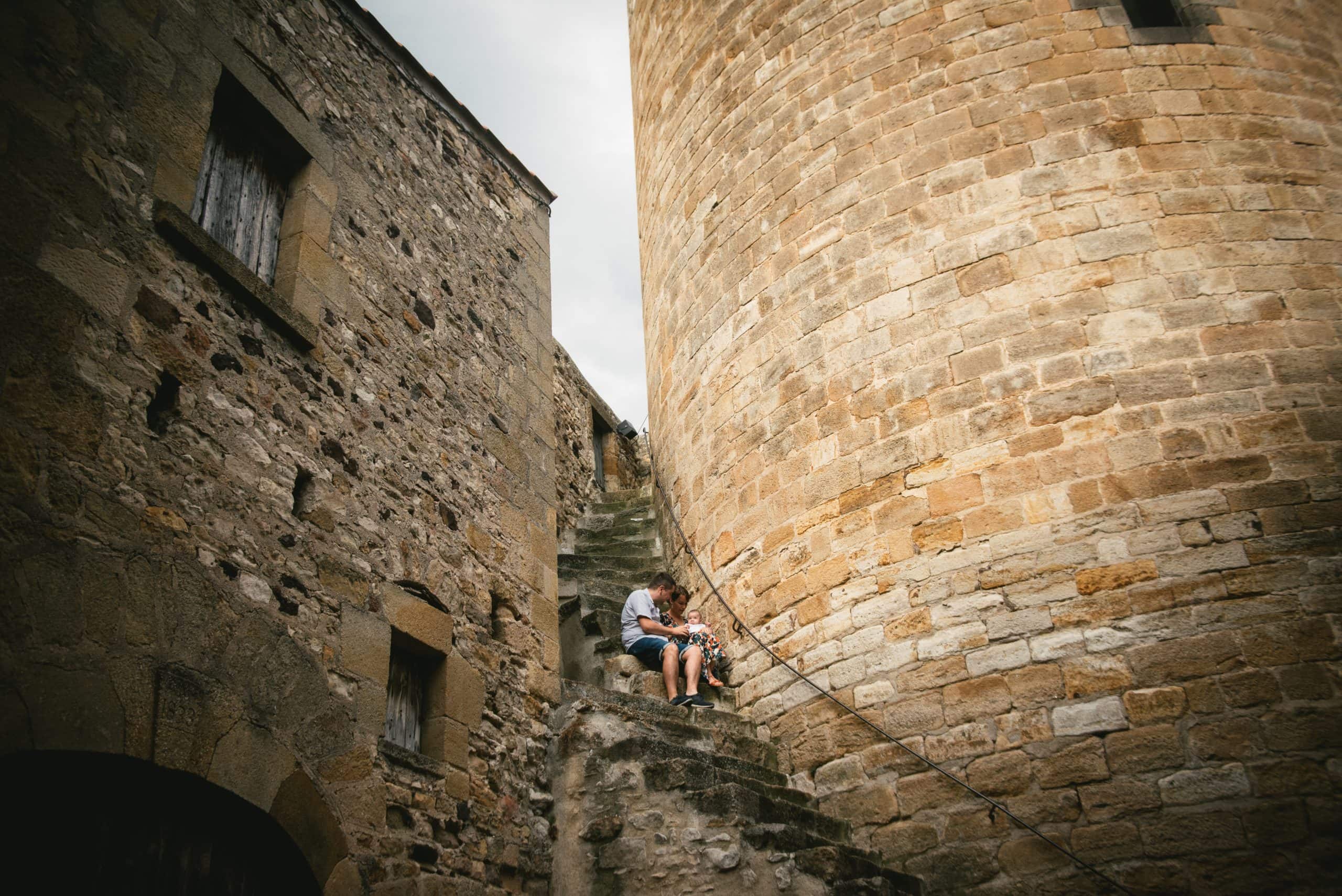 Séance photo famille à Sisteron, lumière rasante de fin de journée