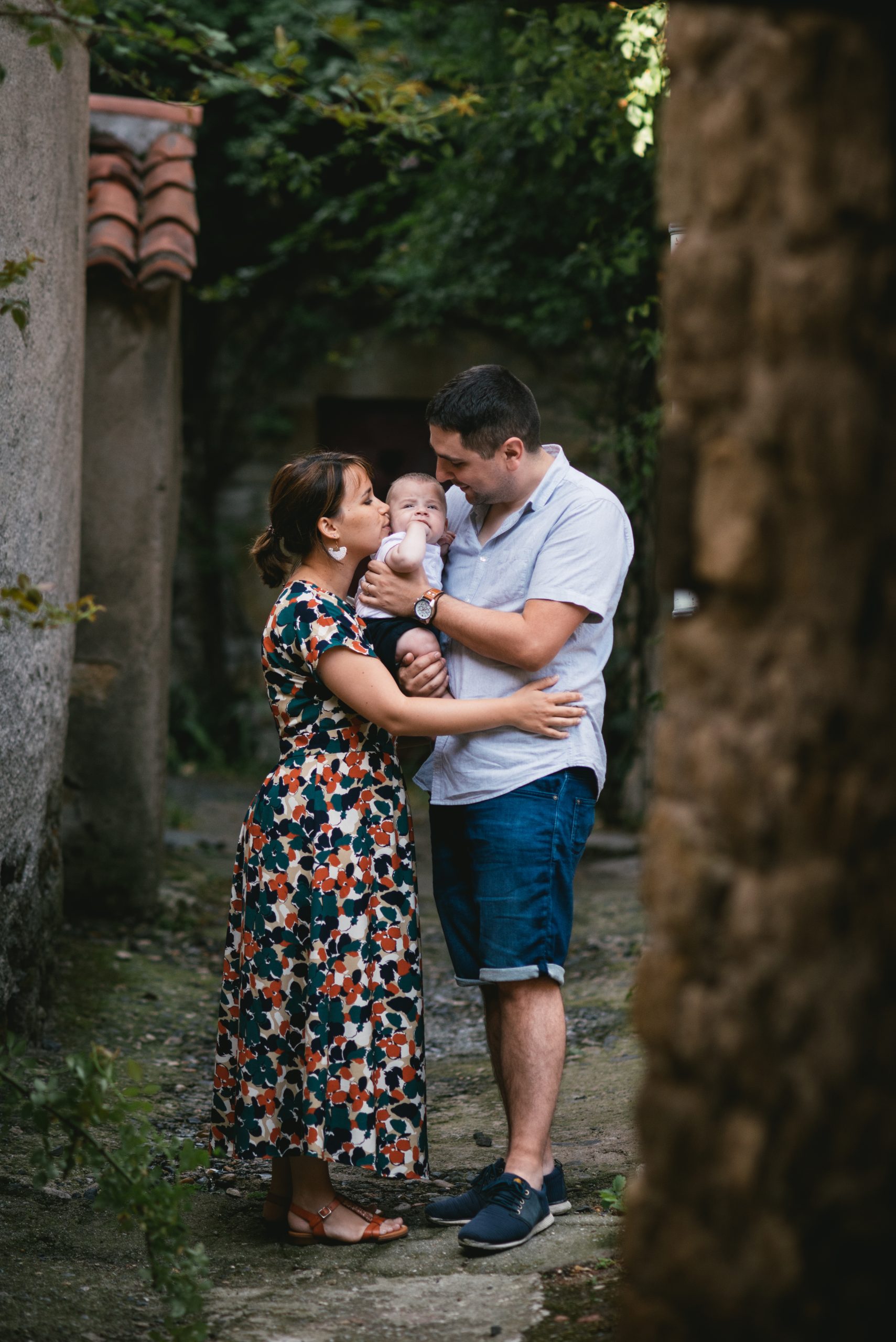 Lumière dorée sur les façades anciennes pendant une séance famille à Sisteron