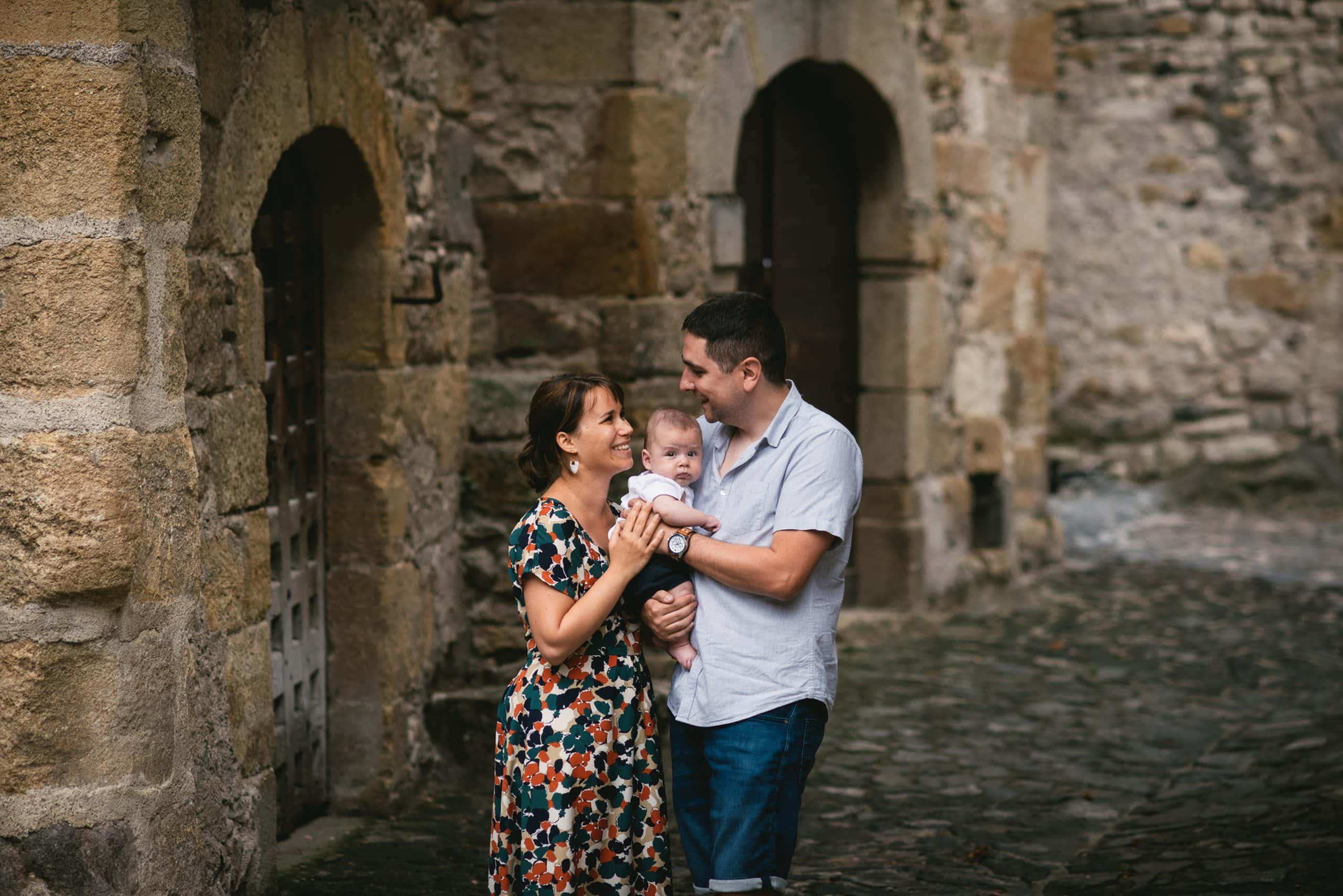 Séance famille avec un nouveau-né à Sisteron, Alpes-de-Haute-Provence