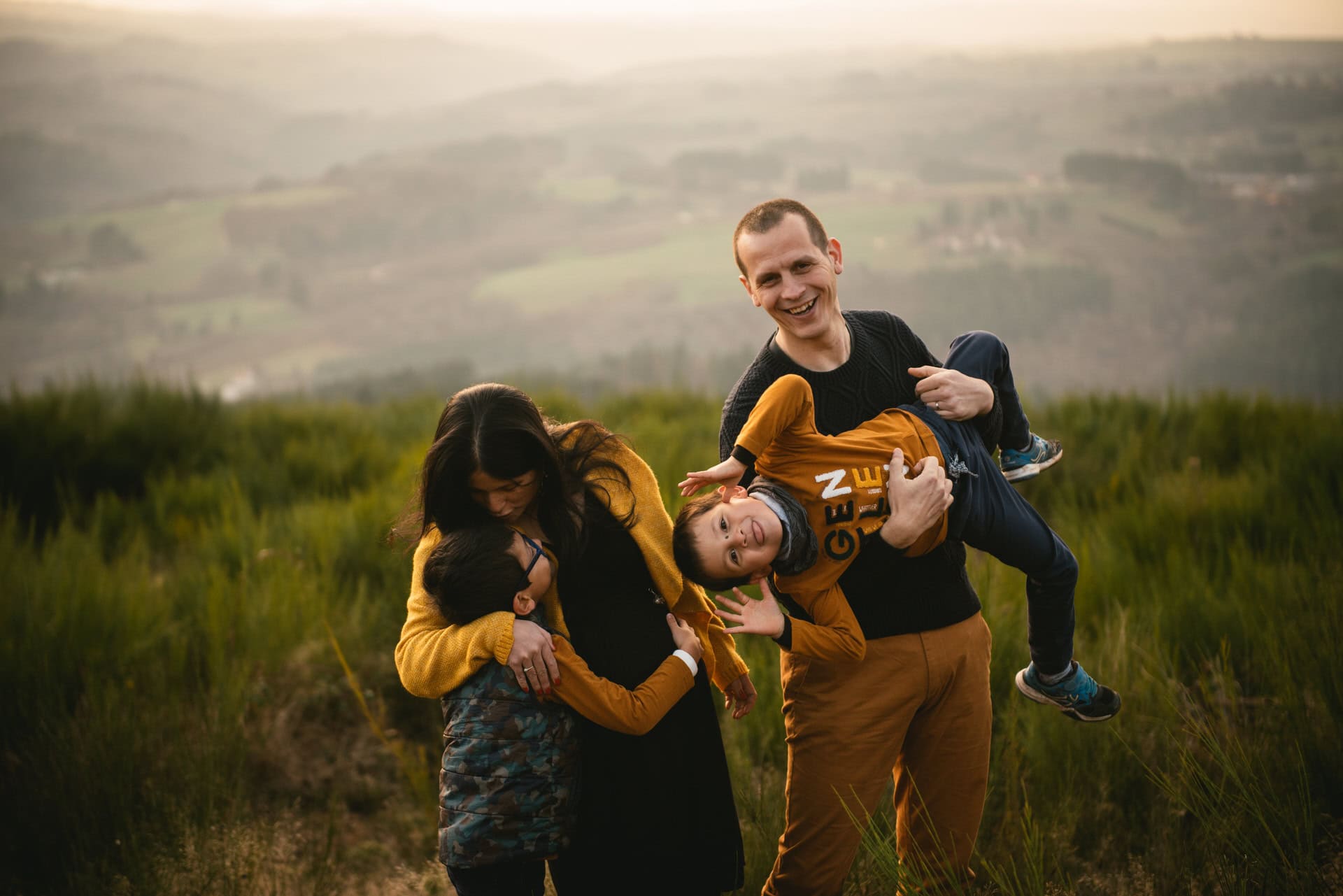 Future maman et ses enfants sur le plateau de Vitrolles