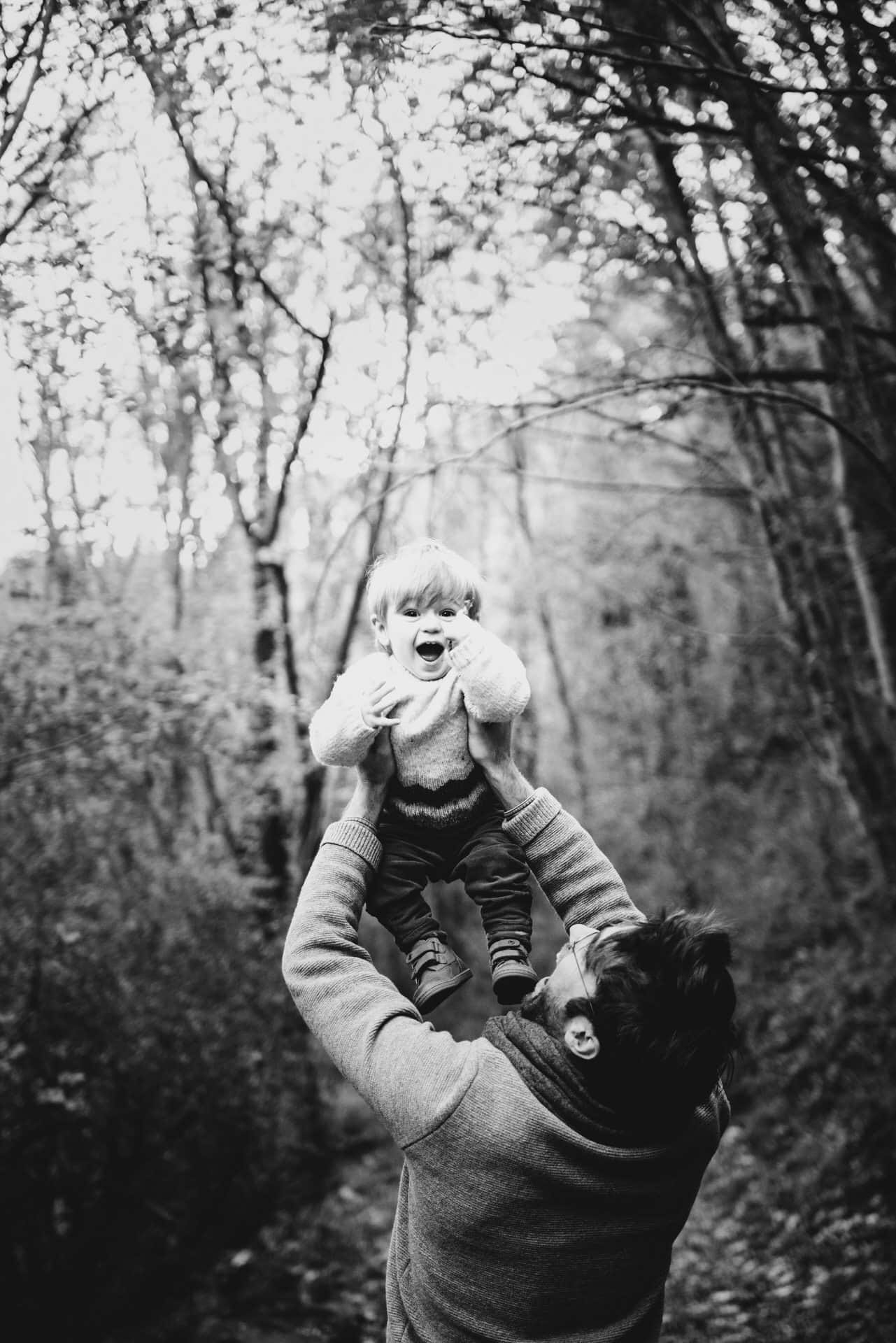 Tout-petit porté par son père en montagne, séance photo à Briançon