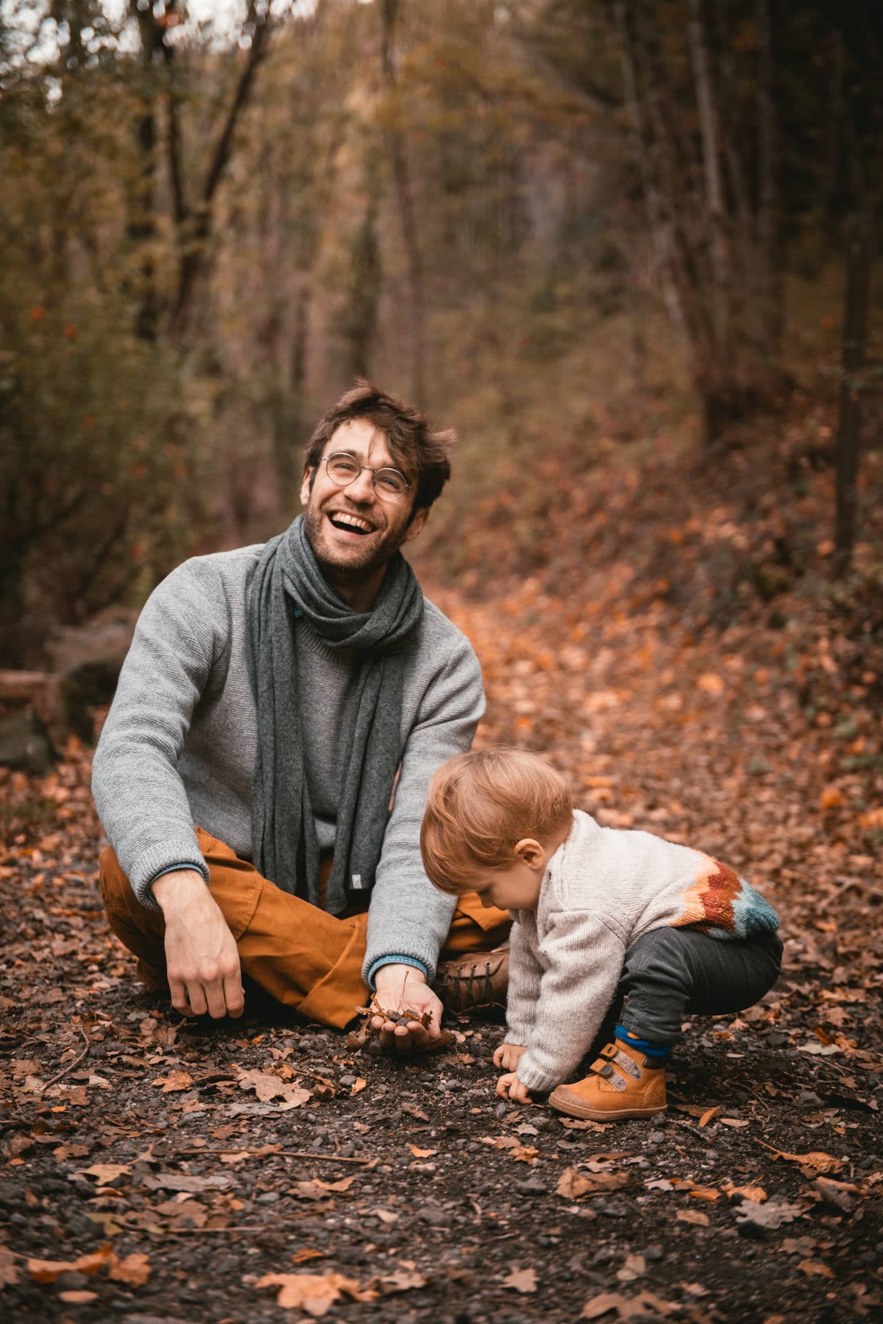 Mère et enfant dans la lumière du soir, Hautes-Alpes