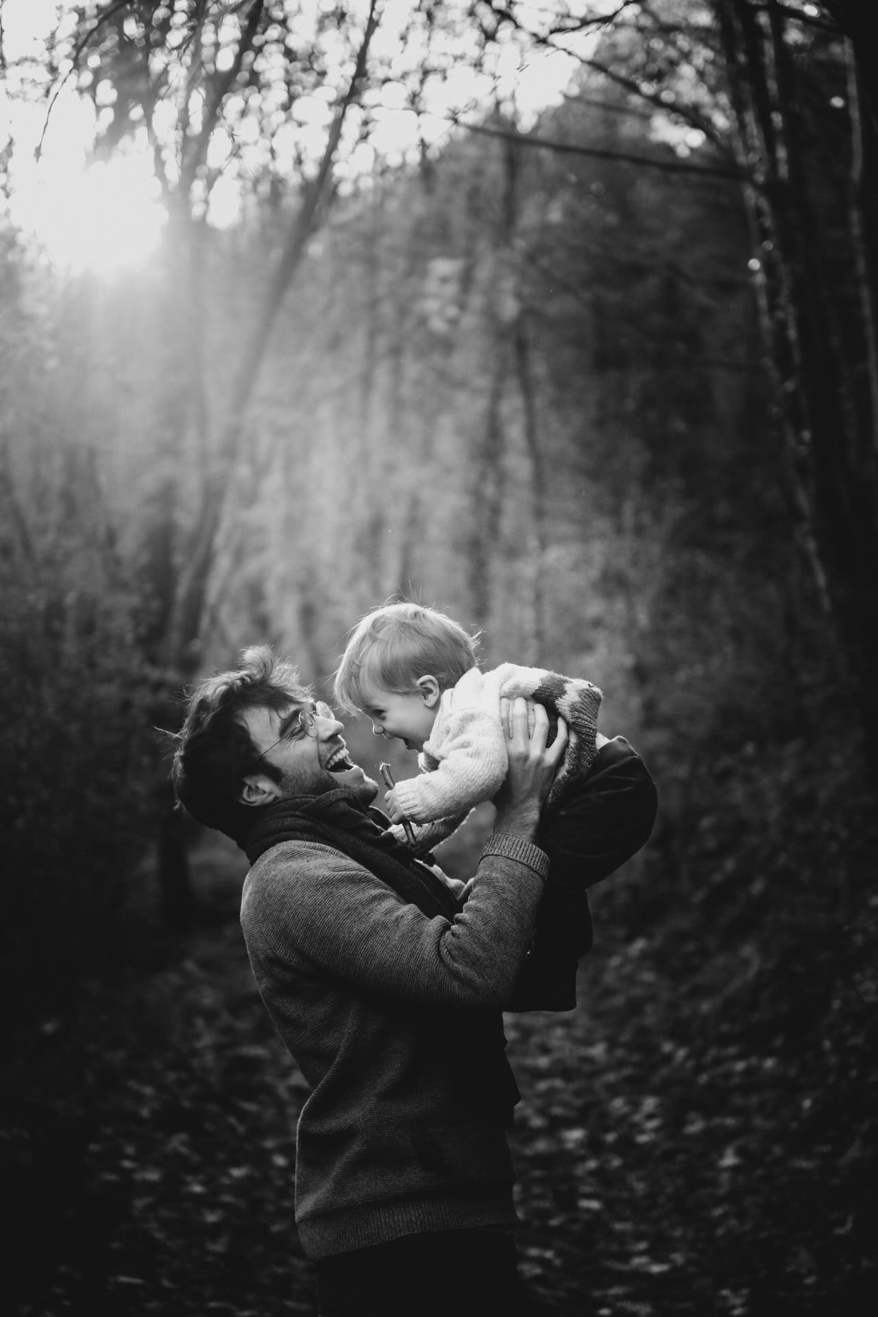 Tout-petit qui court dans un alpage, séance famille à Briançon