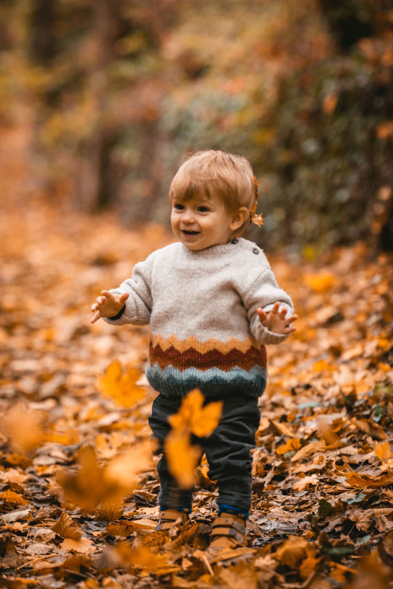 Tout-petit qui marche en montagne pendant une séance famille à Briançon