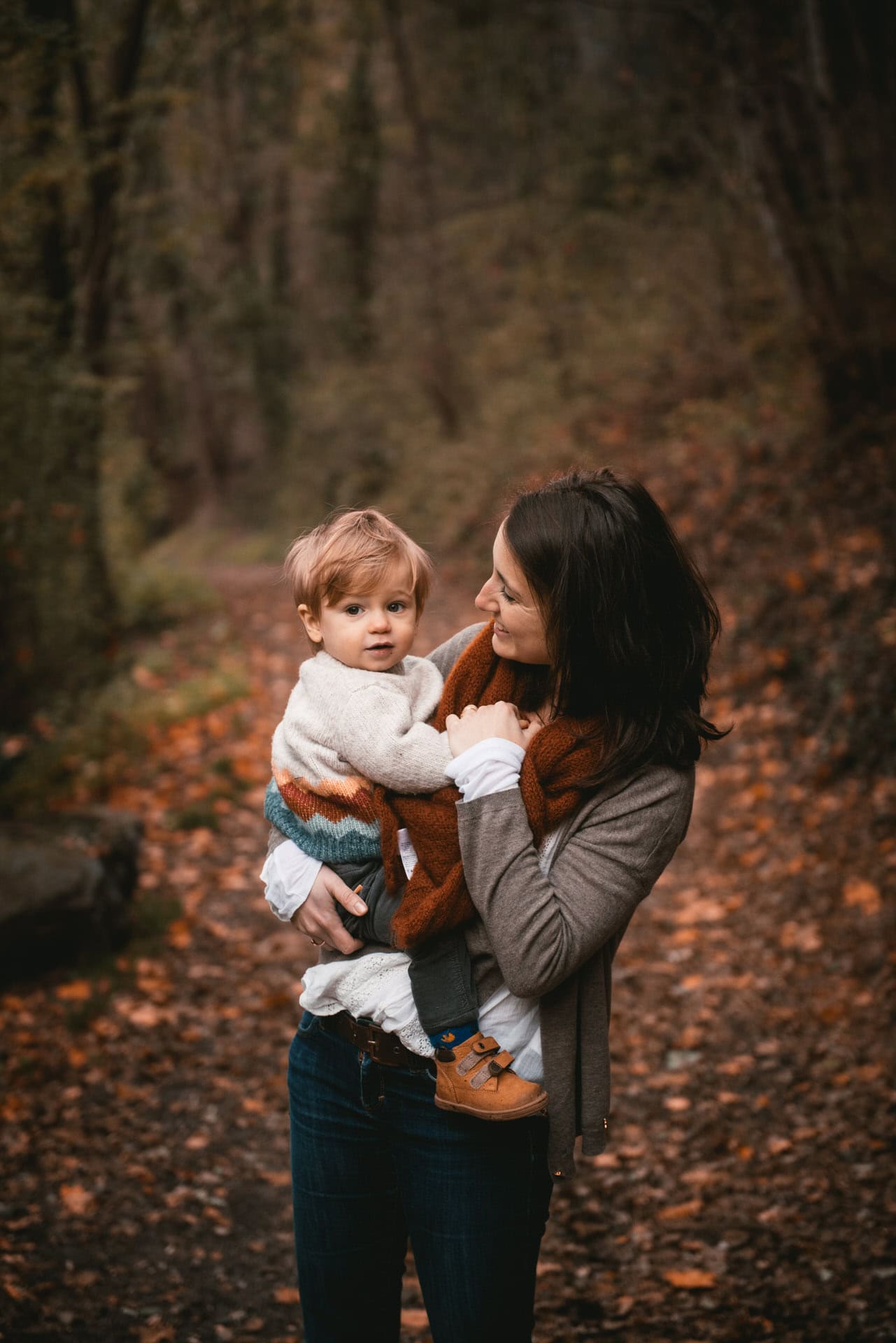 Enfant dans l'herbe de montagne au crépuscule près de Briançon