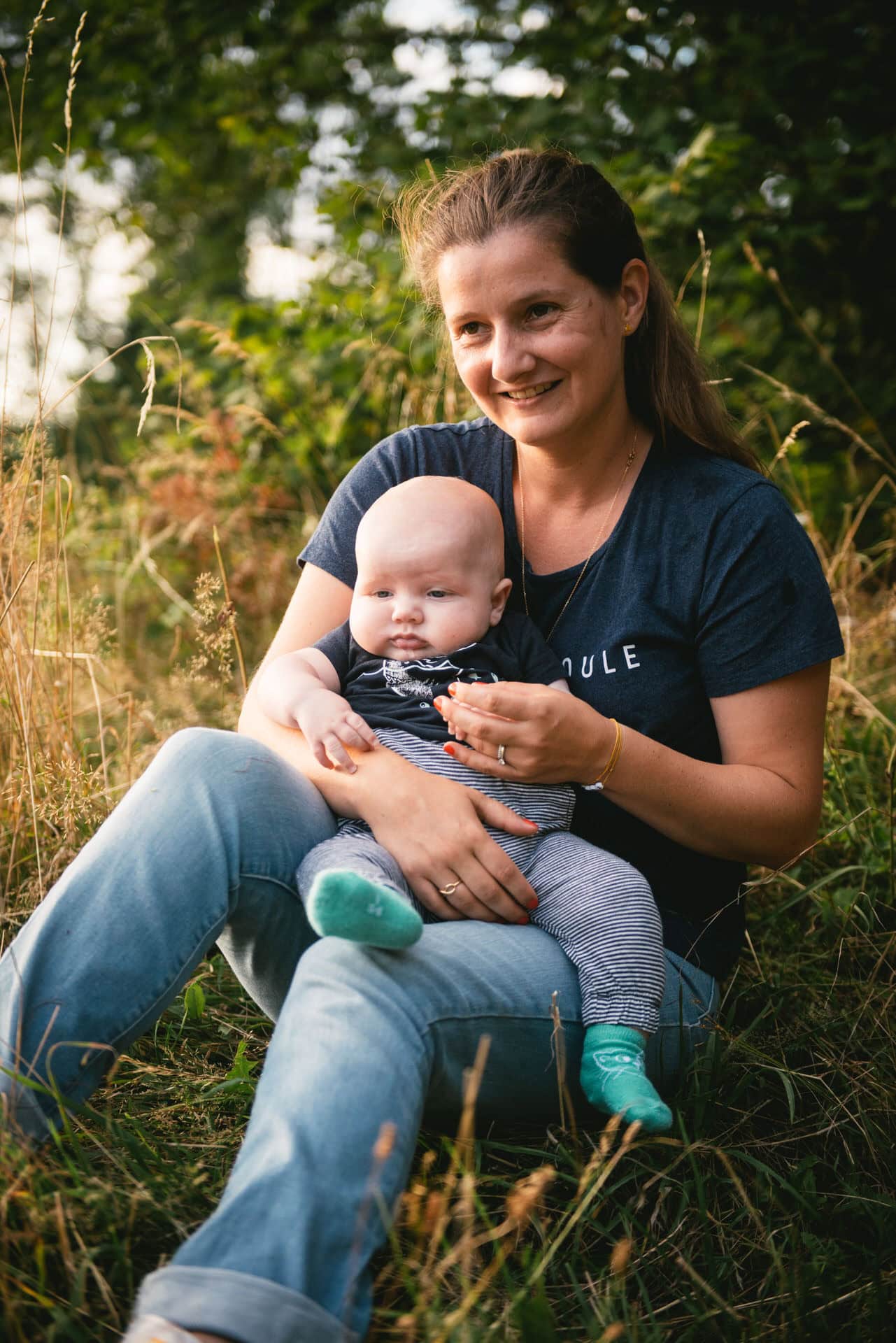 Bébé dans les bras de son père, séance photo famille à Aix