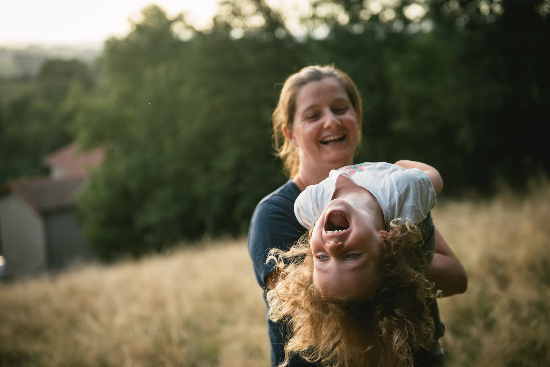 Parents et leurs deux enfants au crépuscule près d'Aix