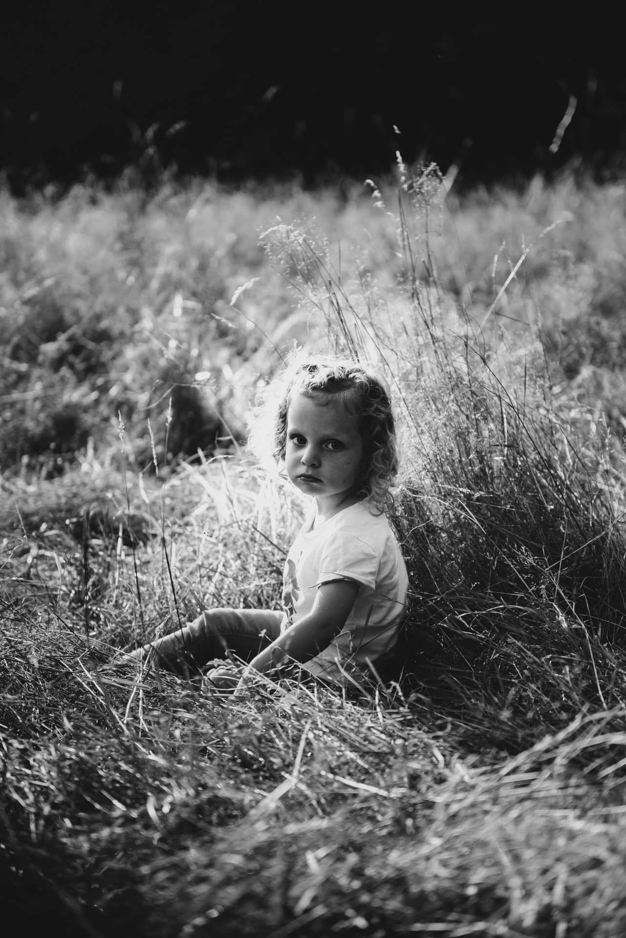 Course d'un tout-petit sur un chemin, séance famille à Aix-en-Provence