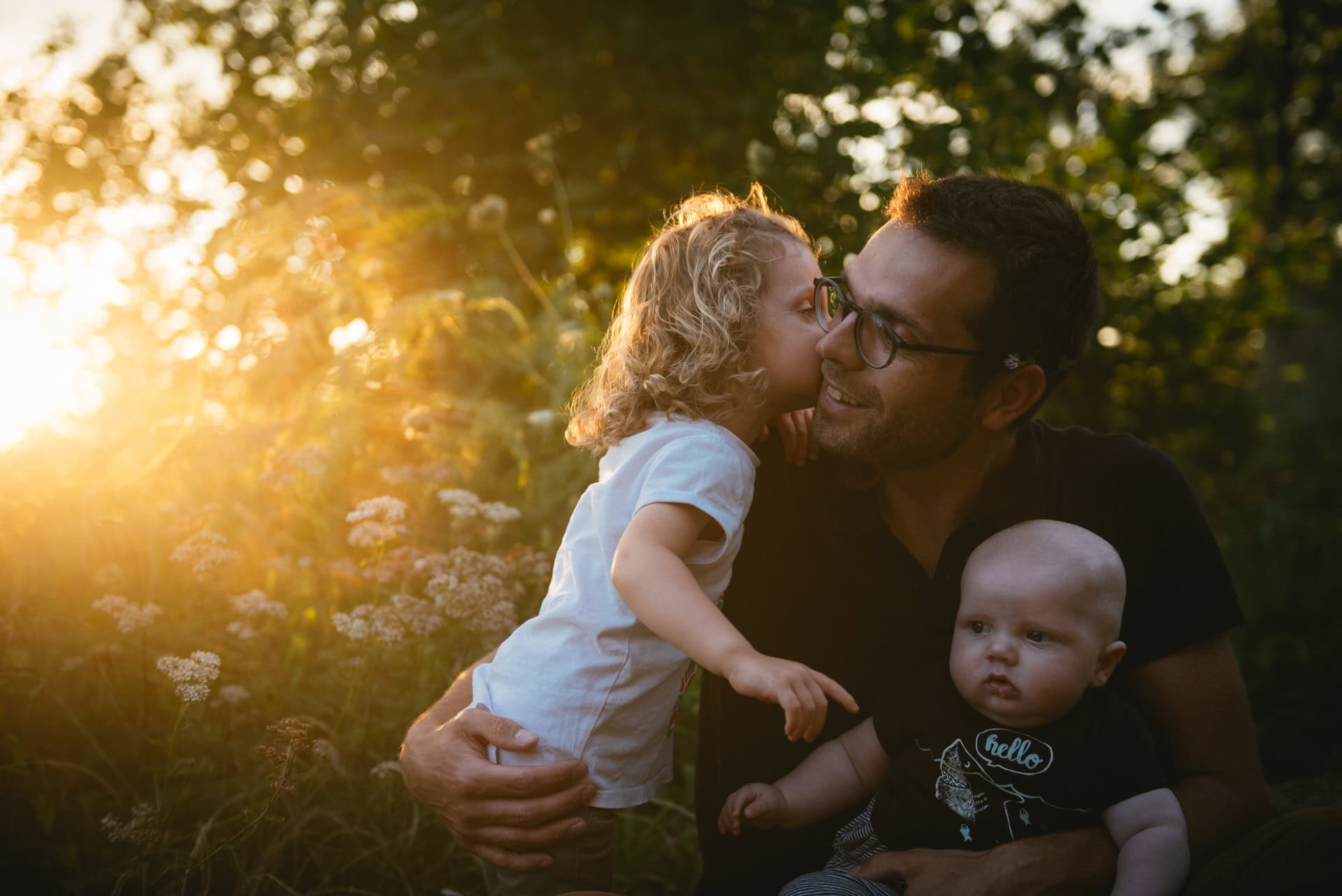 Séance famille à Aix-en-Provence, un bébé et un tout-petit au crépuscule