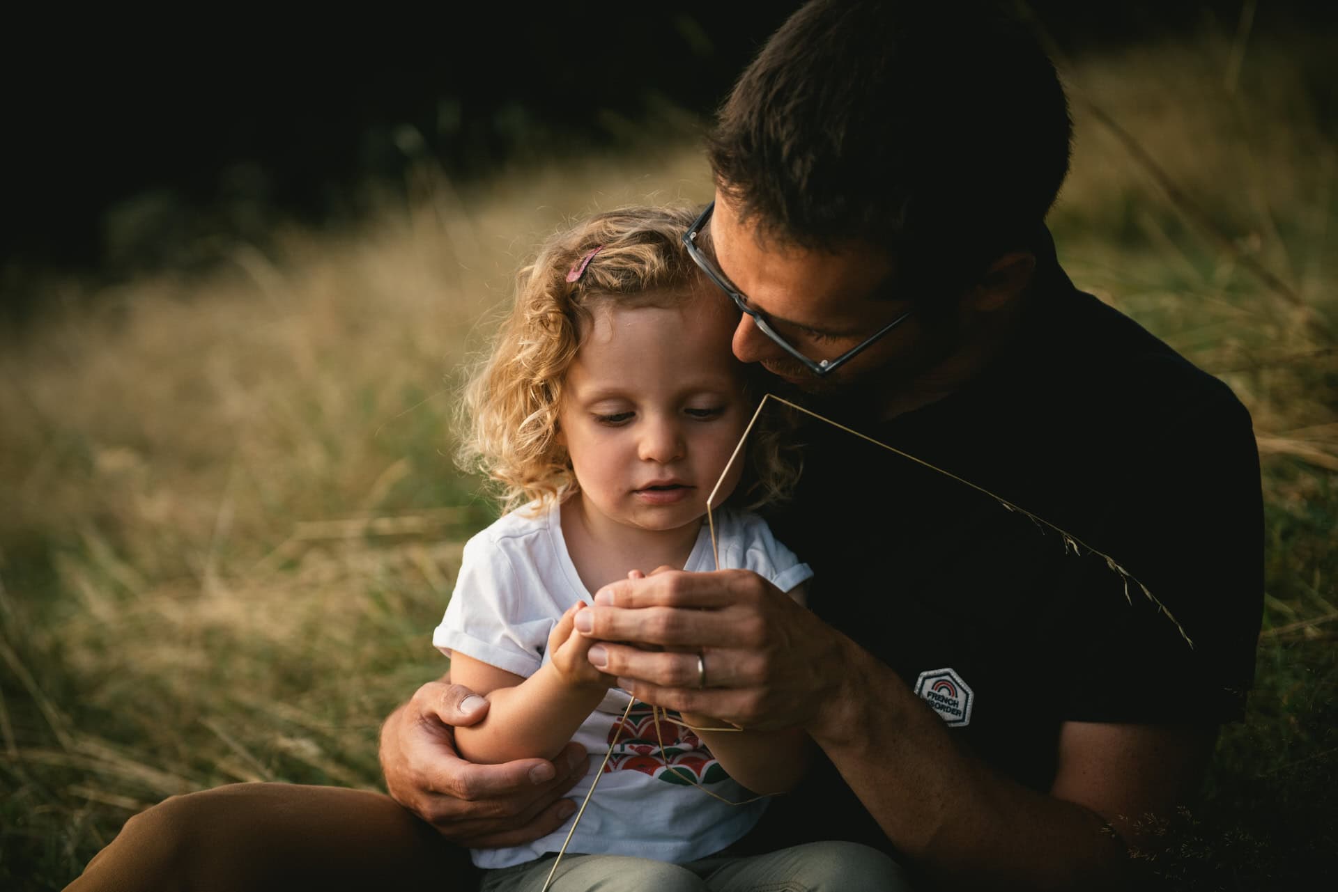 Parents et enfants à l'heure dorée dans la campagne aixoise