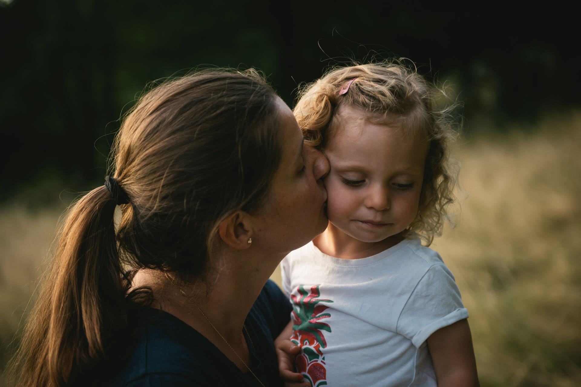 Photographe famille à Aix, portrait d'un bébé dans les bras de sa mère