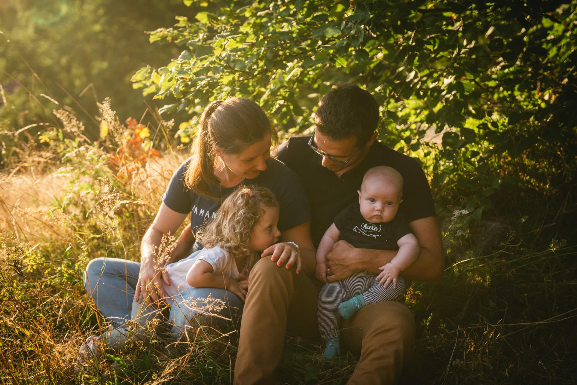 Fratrie photographiée à l'heure dorée, séance famille à Aix