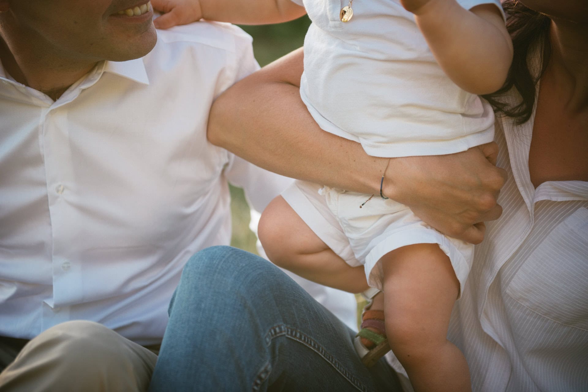 Père et enfant dans les hautes herbes, photographe famille à Marseille