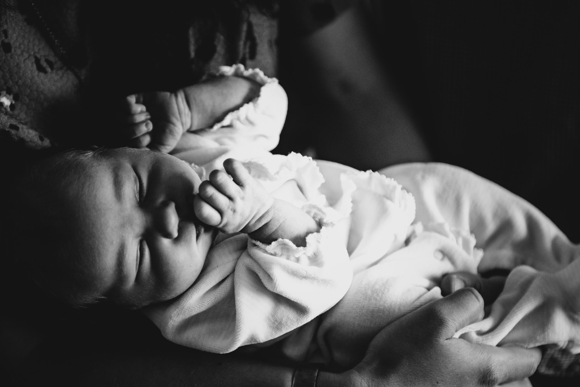Photographe naissance à Aix-en-Provence : nouveau-né en extérieur à l'heure dorée
