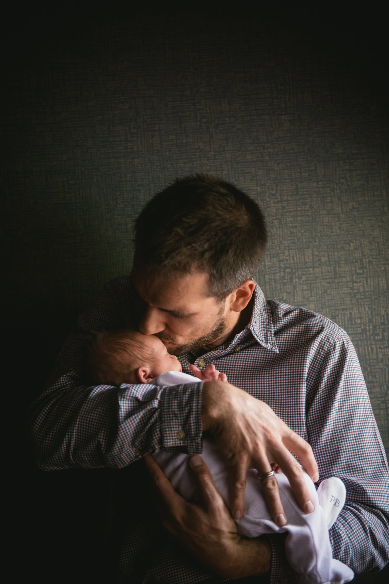 Parents et nouveau-né photographiés à l'heure dorée près d'Aix