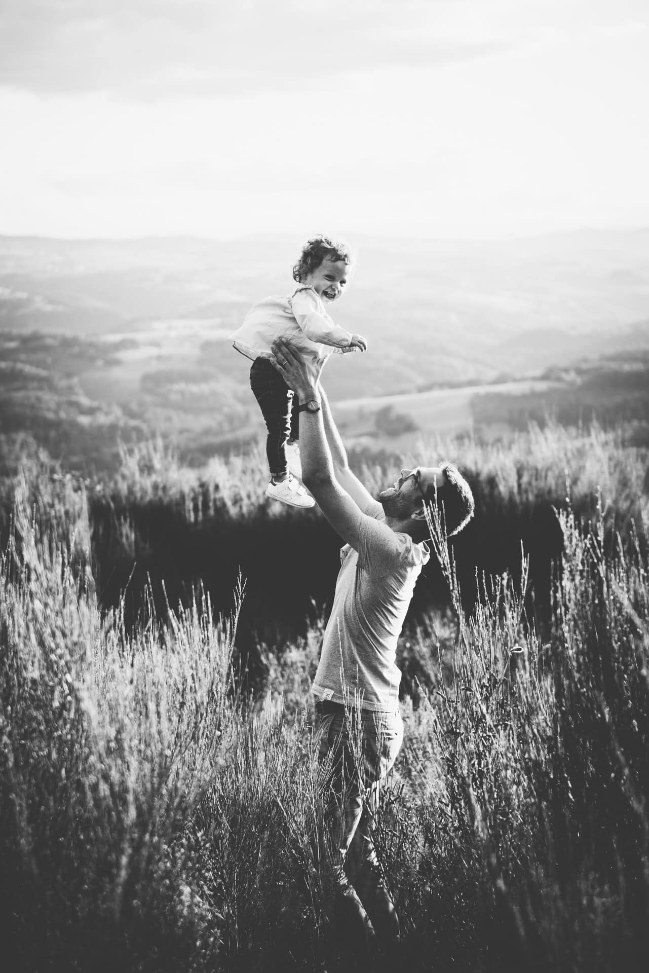 Parents enlacés au crépuscule, séance famille en Haute-Provence