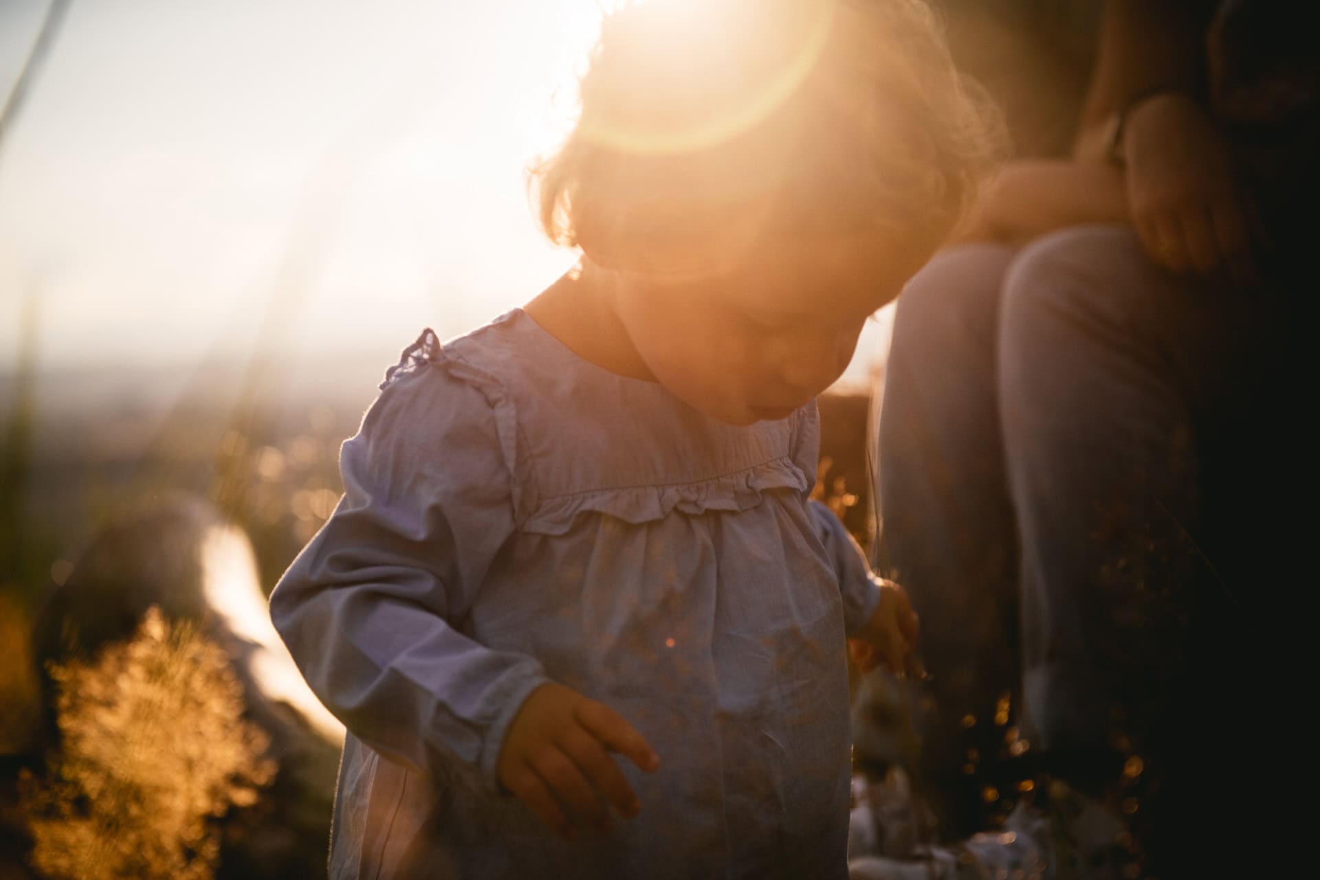 Enfants qui courent lors d'une séance famille près de Villeneuve