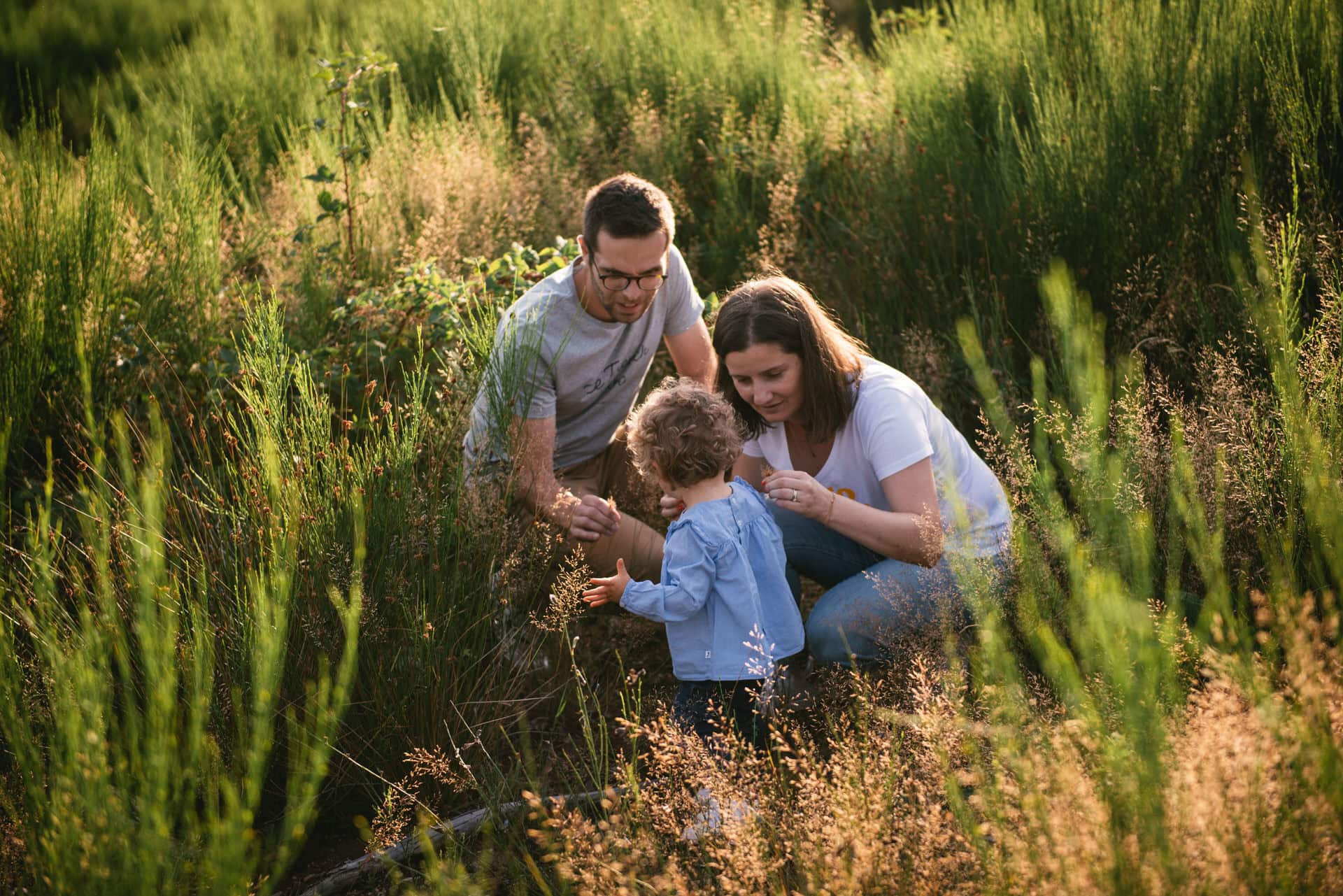 Famille en extérieur à l'heure dorée, photographe dans le 04